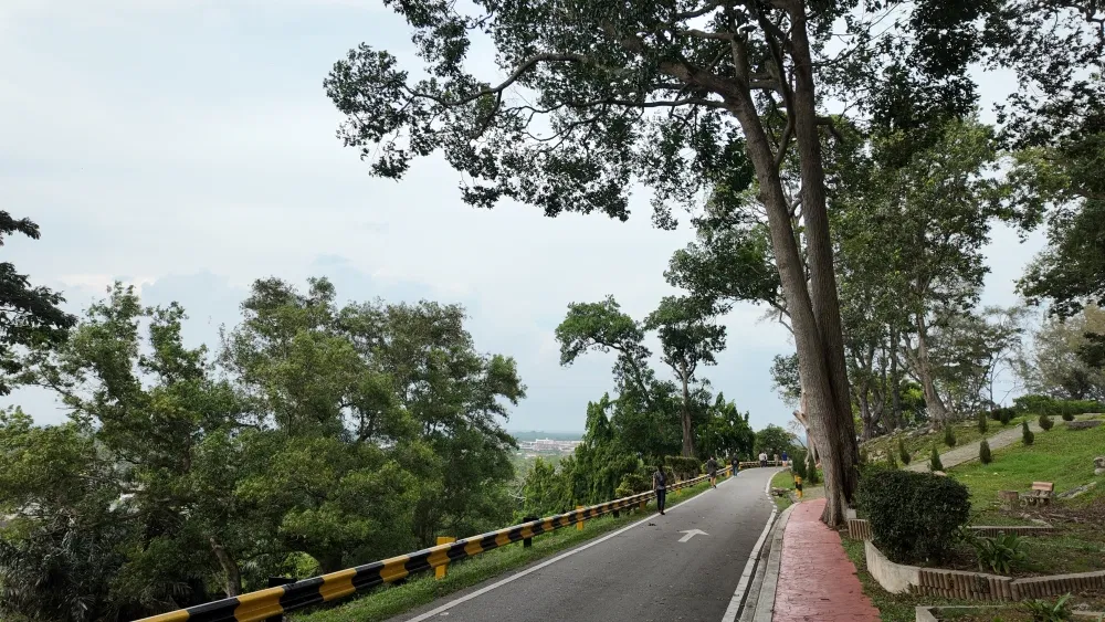 The hilltop road at Bukit Melawati in daylight, the drive up if you go on your own
